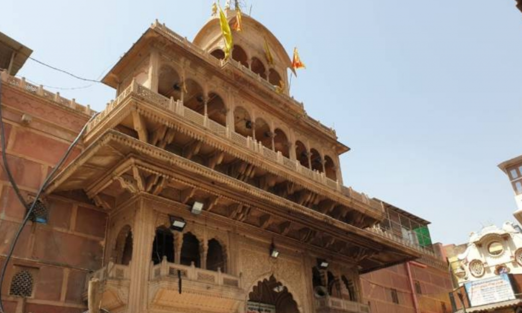 बांके बिहारी मंदिराच्या जमिनीची कब्रस्तान म्हणून नोंद