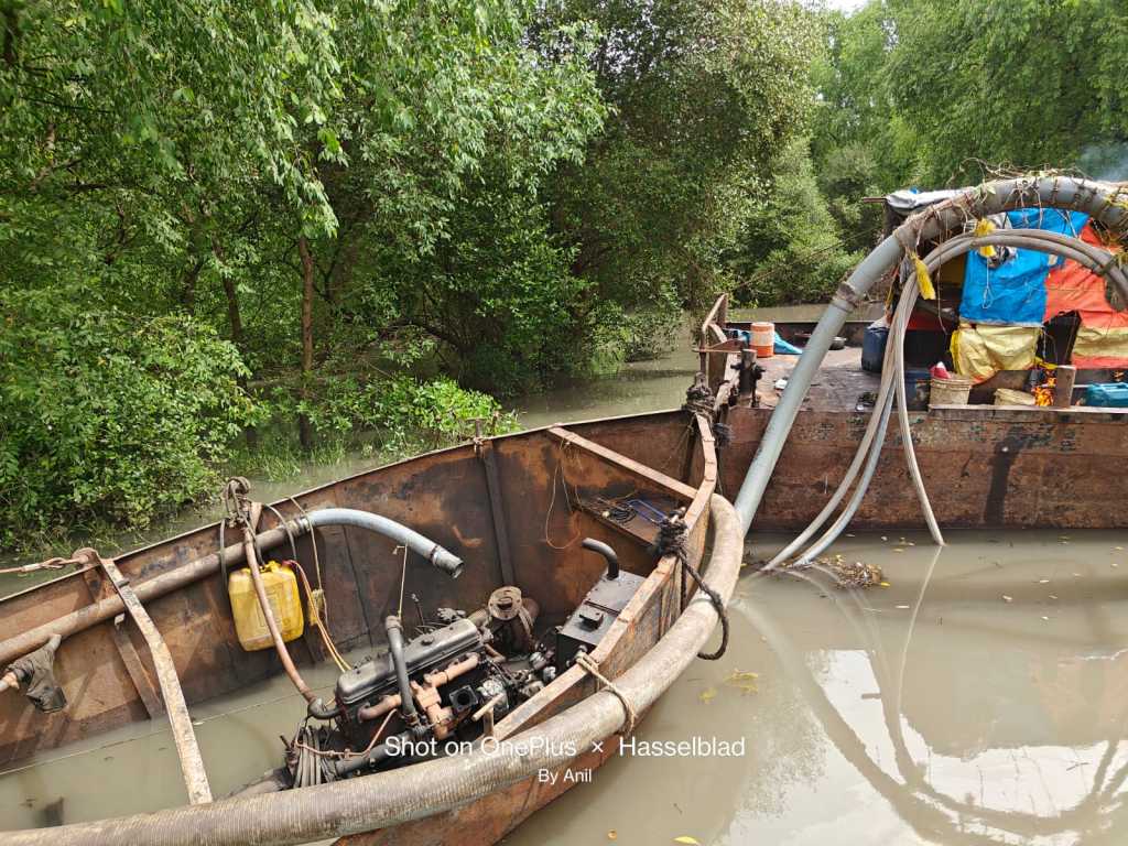 काल्हेर आलीमघर खाडीतील अवैध वाळू उत्खनन करणारे दोन बार्ज, ३ पंप नष्ट