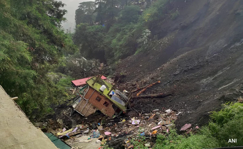 हिमाचल प्रदेशात भूस्खलन; ५४ घरे खचल्याची भीती