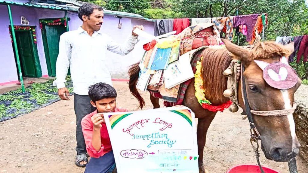 मुलांच्या वाचनाची भूक भागवतेय ‘घोडा लायब्ररी’