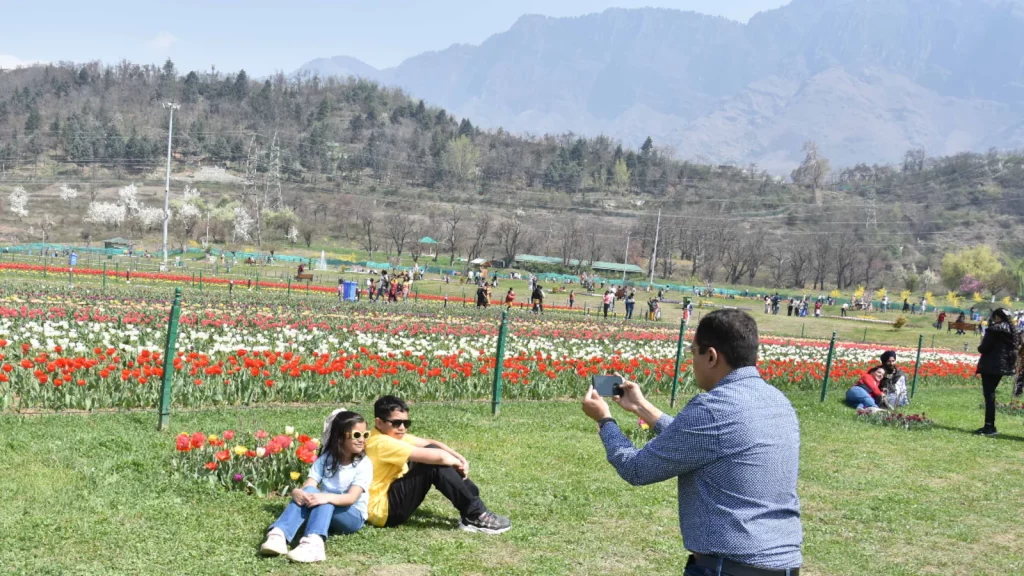 काश्मीर खोऱ्यात अवतरला परदेशी पर्यटकांचा ‘स्वर्ग’