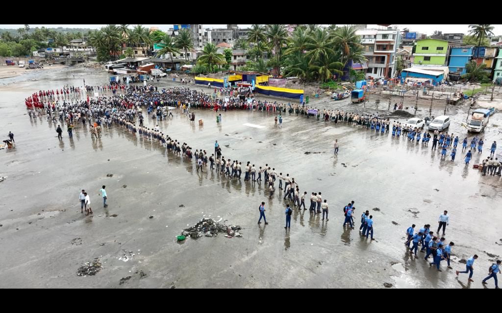 आंतरराष्ट्रीय कोस्टल क्लीनअप दिनानिमित्त उत्तन समुद्रकिनारा झाला कचरामुक्त