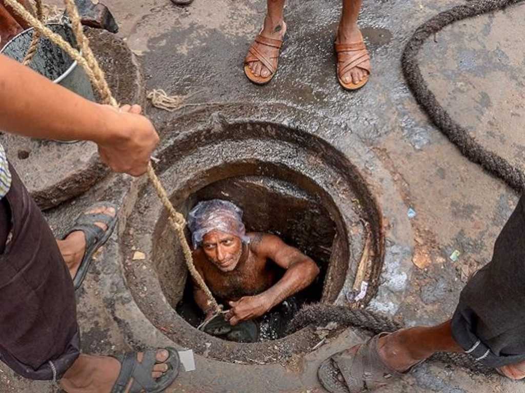 मॅनहोल साफ करताना कर्मचाऱ्याचा मृत्यू झाल्यास कुटुंबाला ३० लाखांची भरपाई द्या!