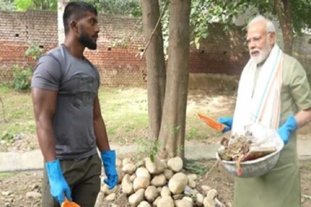 कुस्तीगीर अंकितसोबत मोदींनी साजरे केले स्वच्छता अभियान