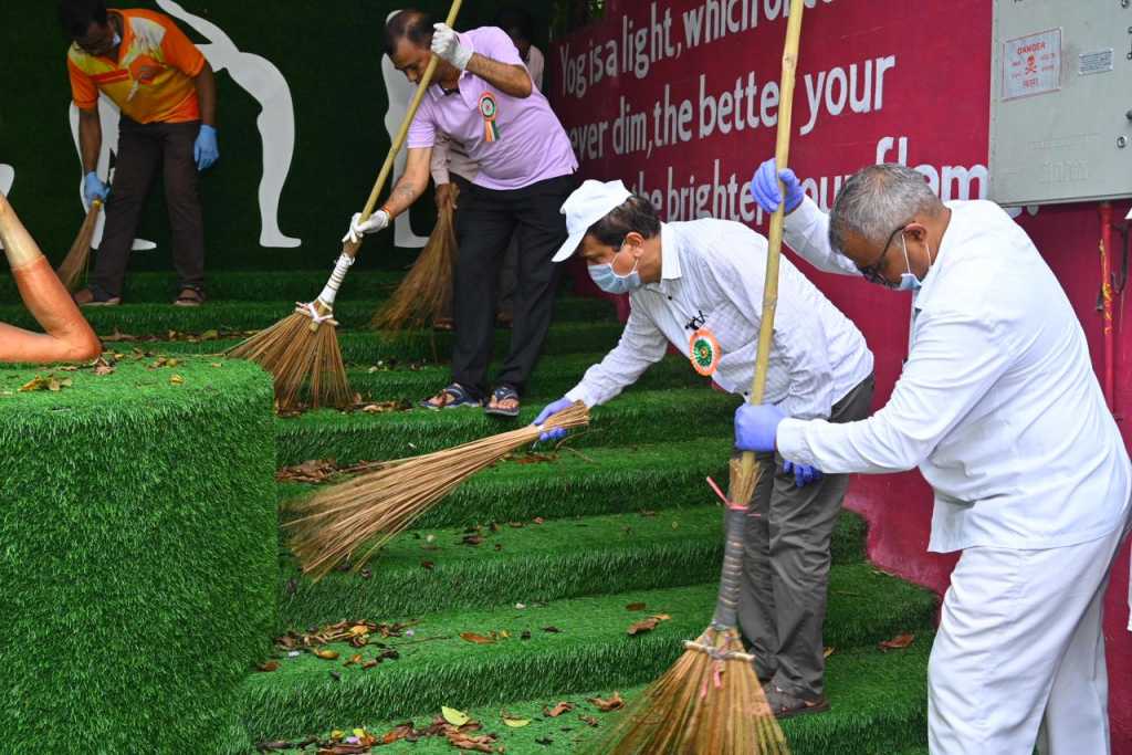 कांदिवली पूर्वमध्ये स्वच्छता अभियानास उत्स्फूर्त प्रतिसाद