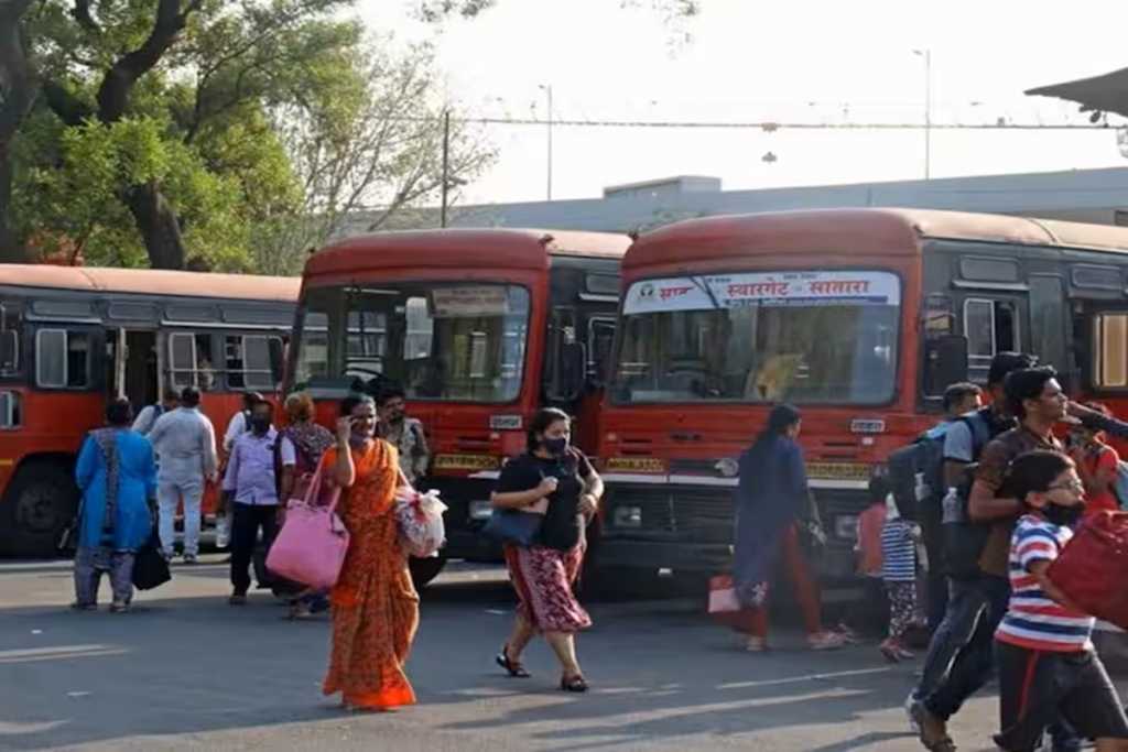 मराठा आरक्षणामुळे संभाजीनगरातील आठ आगाराच्या एसटी बस जागेवरच!