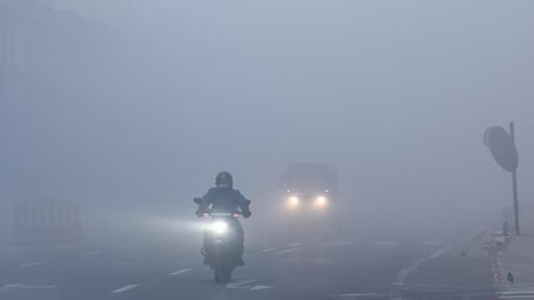 धुक्याच्या विळख्यामुळे उत्तर भारतात शाळांना सुट्टी