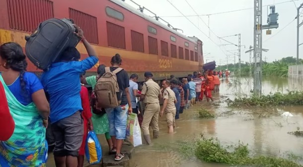 ८०० रेल्वे प्रवाशांची ४८ तासांनी सुटका