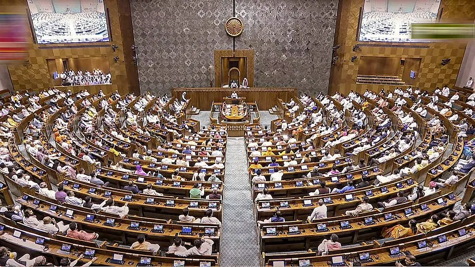  गोंधळ घातल्याप्रकरणी तब्बल ३३ विरोधी खासदारांचे निलंबन