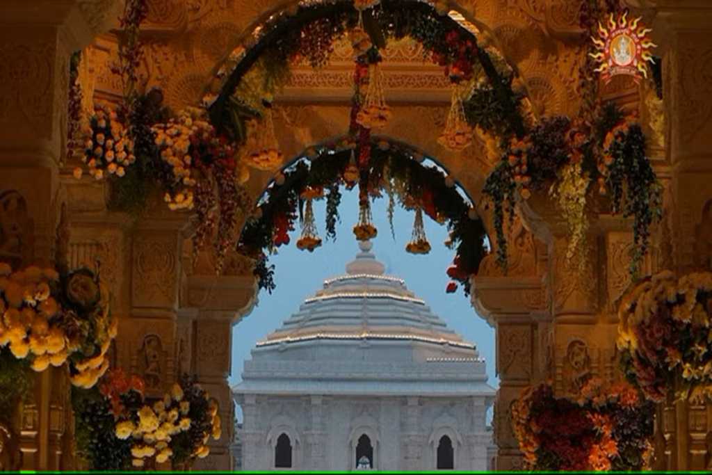 ११० किलो फळफुलांचा अभिषेक, ८१ कलश पाण्याने शुद्ध केले राममंदिर!