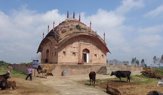 फर्रुखाबादमधील रशीय मिया मकबरा पूर्वी शिव मंदिर होते?