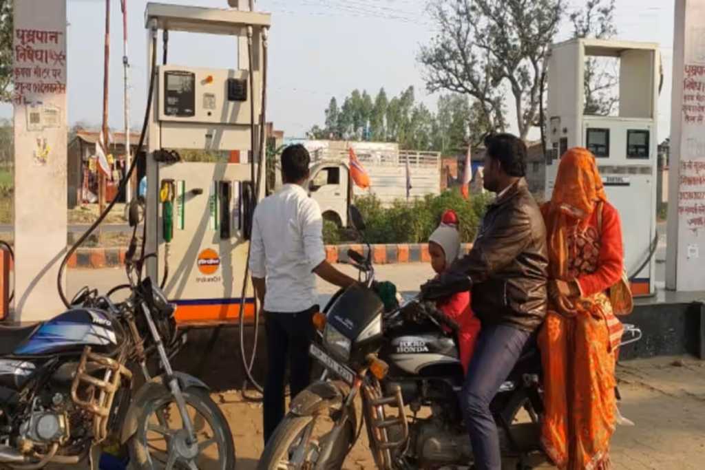 पेट्रोल-डिझेलच्या किमती २२ महिने। स्थिर राहिल्यावर घटल्या!