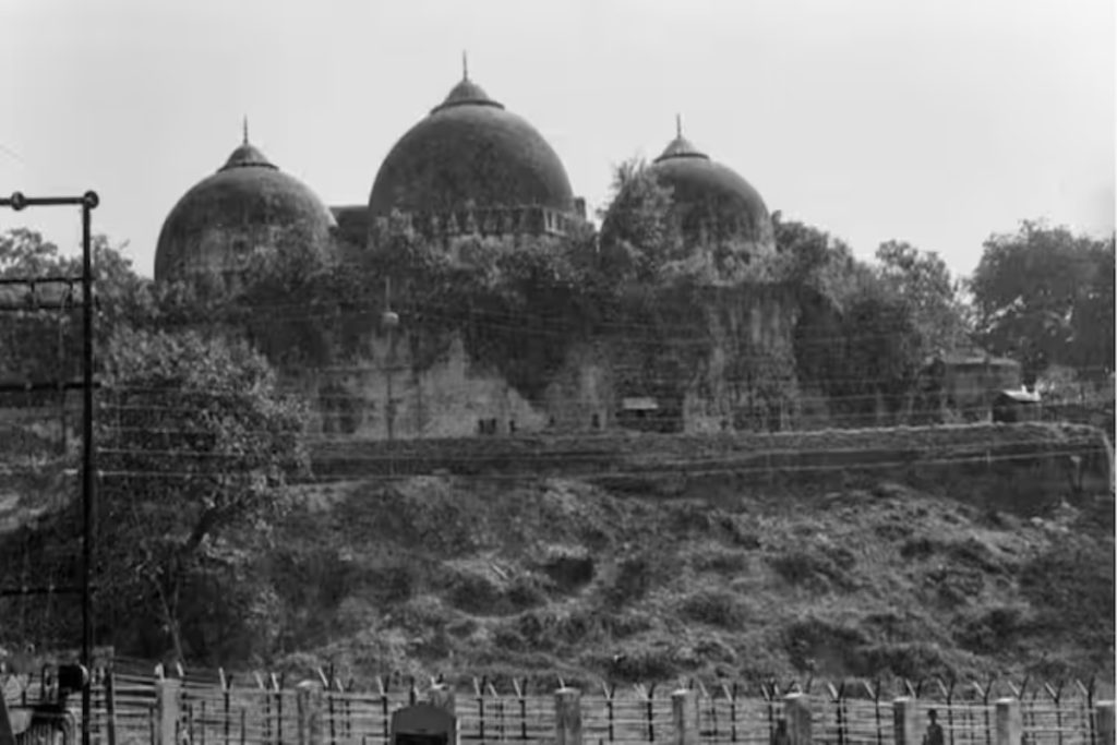 बाबरी मस्जिद नाही तर आता ‘तीन घुमट रचना’!