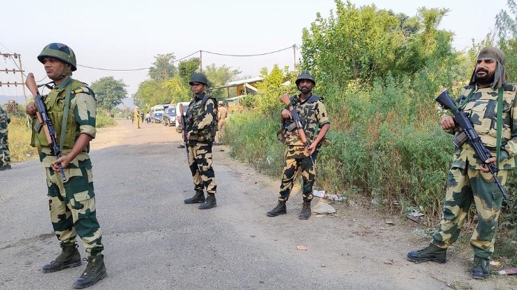 जम्मू काश्मीरमधील कठुआमध्ये झालेल्या दहशतवादी हल्ल्यात पाच जवानांना हौतात्म्य