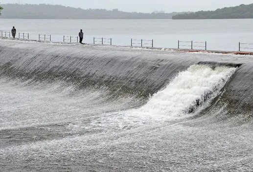 मुसळधार पावसामुळे मुंबईतील तलावांसह धरणात ५० टक्क्यांहून अधिक पाणीसाठा जमा