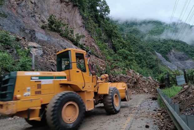 नेपाळमध्ये भूस्खलन होऊन प्रवाशांनी भरलेल्या दोन बस गेल्या नदीत वाहून