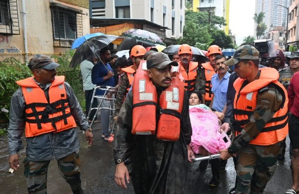 पुण्यातील पूरस्थितीत बचावकार्यासाठी लष्कराचे जवान मैदानात