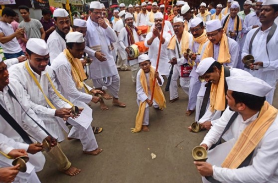 आषाढी एकादशीपूर्वीच वारकऱ्यांना सरकारकडून भेट; पायी जाणाऱ्या वारकऱ्यांना मिळणार पेन्शन