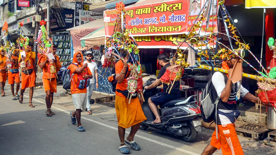 कावड यात्रा मार्गातील दुकानांच्या मालकांची नावे लिहिण्याचे आदेश स्थगीत