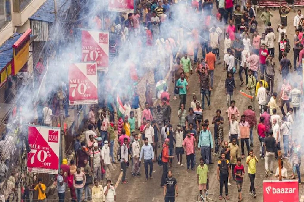 ‘नबन्ना अभियान’; कोलकाता पोलिसांकडून २३ महिलांसह १२६ आंदोलकांना अटक!