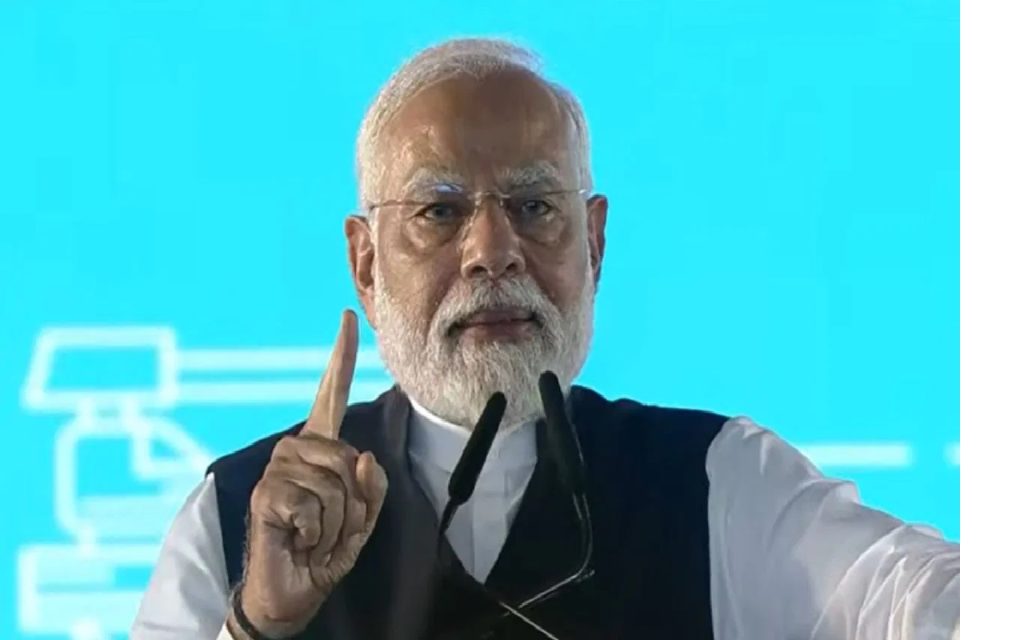 पंतप्रधान मोदी म्हणाले, ‘शिवरायांच्या चरणावर डोके ठेवून माफी मागतो’