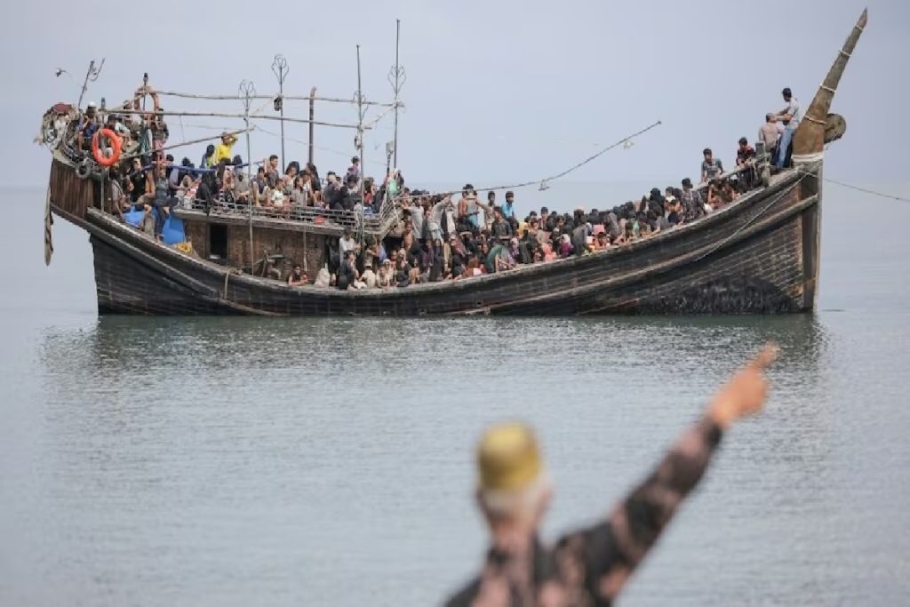 म्यानमारमधून बांगलादेशात पळून आलेल्या रोहिंग्यांवर ड्रोन हल्ला, २०० हून अधिक लोक ठार !