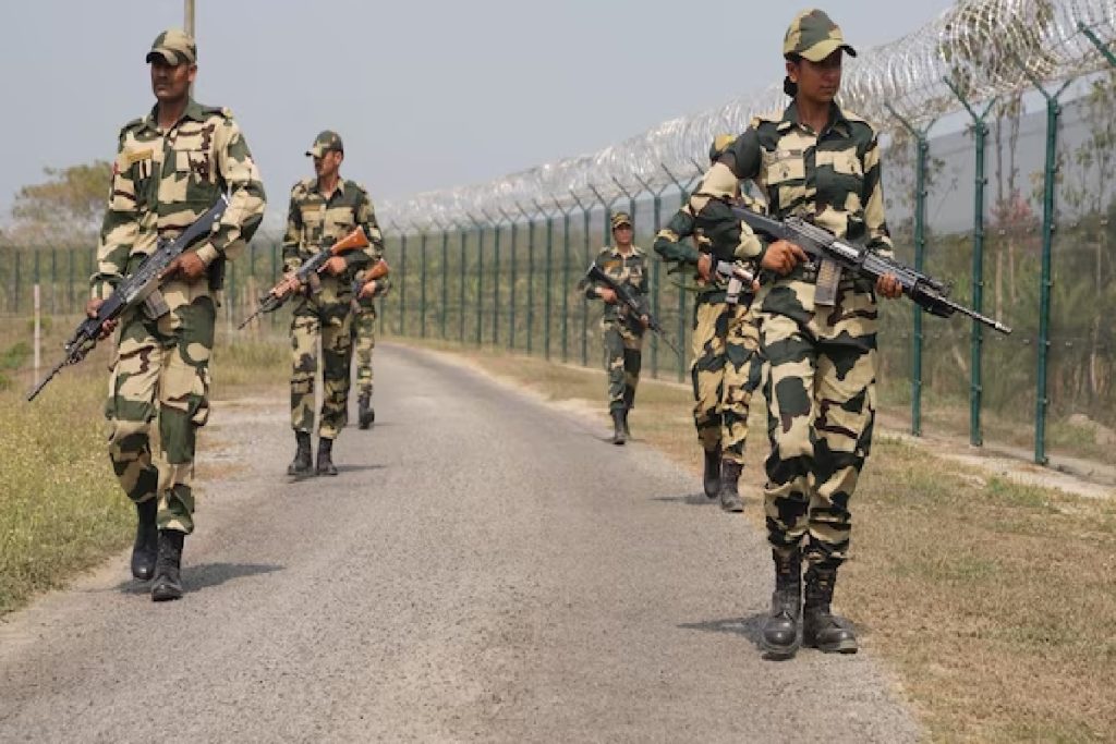 बांगलादेशींचा छुप्यापद्धतीने भारतात घुसण्याचा प्रयत्न, बीएसएफने ११ जणांना पकडले !