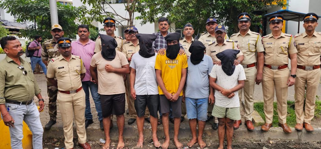 विमानातून ज्वलनशील पदार्थ नेण्याचा प्रयत्न करणाऱ्या प्रवाशासह पाच जणांना बेड्या