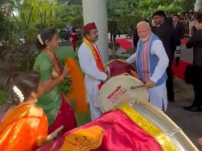 सिंगापूरमध्ये पंतप्रधान मोदींनी लुटला ढोल वाजवण्याचा आनंद!