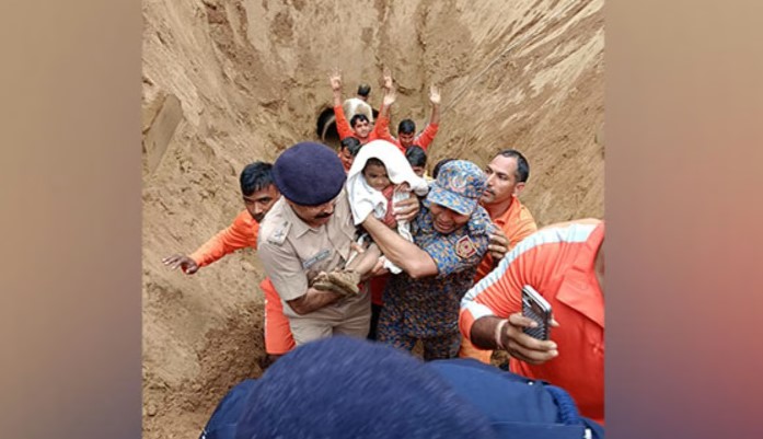 राजस्थानमध्ये ३५ फूट खोल बोअरवेलमध्ये अडकलेल्या दोन वर्षांच्या चिमुकलीची सुटका