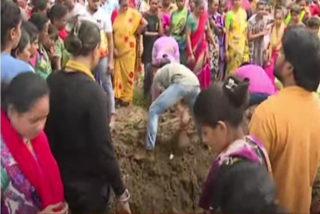 उल्हासनगरमध्ये अक्षयचा मृतदेह दफन करण्यास विरोध, खोदलेला खड्डा बुजवला!