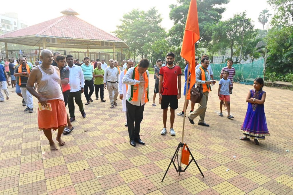 भगव्या ध्वजाला नमन करत अतुल भातखळकरांच्या प्रचाराला प्रारंभ!