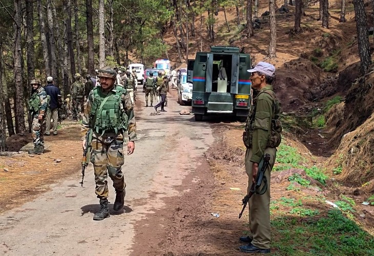 जम्मू- काश्मीरच्या कुपवाडामध्ये सुरक्षा दल आणि दहशतवाद्यांमध्ये चकमक