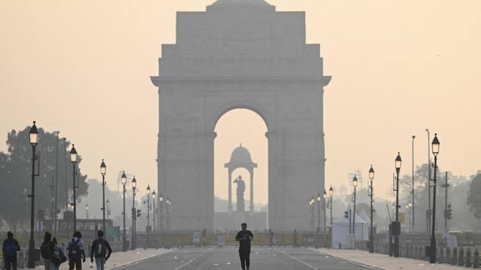 दिल्लीतील हवेची गुणवत्ता घसरली पराली जाळल्यामुळे आणि गाड्यांच्या धुरामुळे