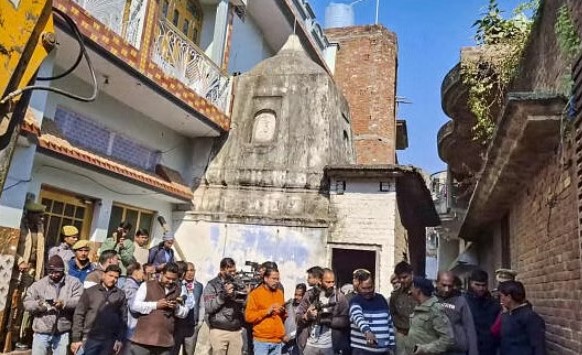 संभलमध्ये सापडलेल्या मंदिराजवळची अनधिकृत घरे लोक स्वतःच का पाडतायत?