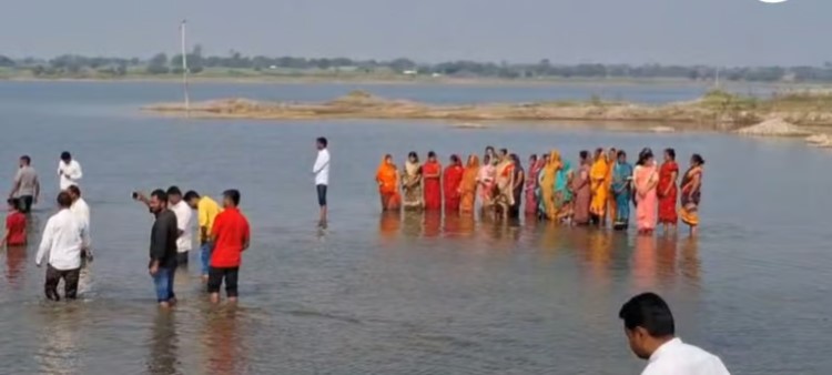 संतोष देशमुख प्रकरण, आरोपीच्या अटकेसाठी मस्साजोग ग्रामस्थांचं जलसमाधी आंदोलन!