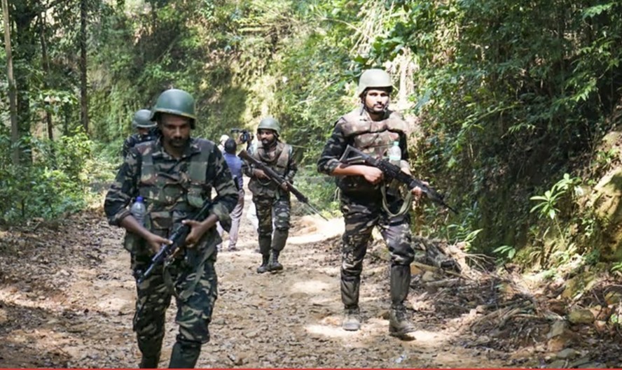 छत्तीसगडमधील बिजापूरमध्ये सुरक्षा दल आणि नक्षलवाद्यांमध्ये चकमक, १२ नक्षलवादी ठार!