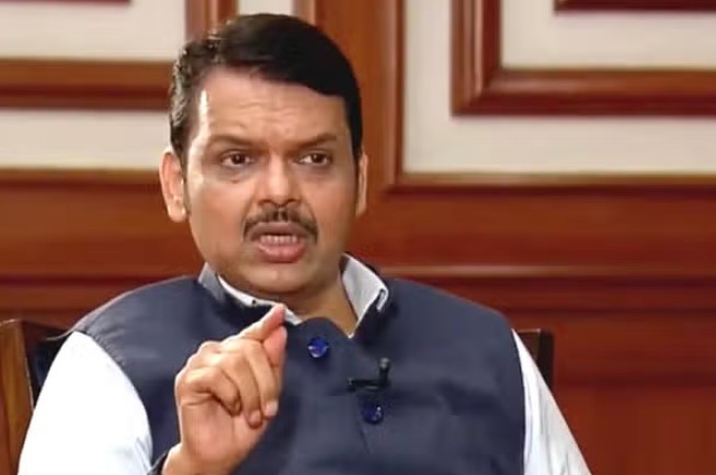 “मुर्खांसारखे बोलणाऱ्यांना उत्तर देत नाही” देवेंद्र फडणवीस कोणावर संतापले?
