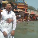 नौदल अधिकारी विनय नरवालच्या अस्थी विसर्जित करताना वडिलांचा बांध फुटला